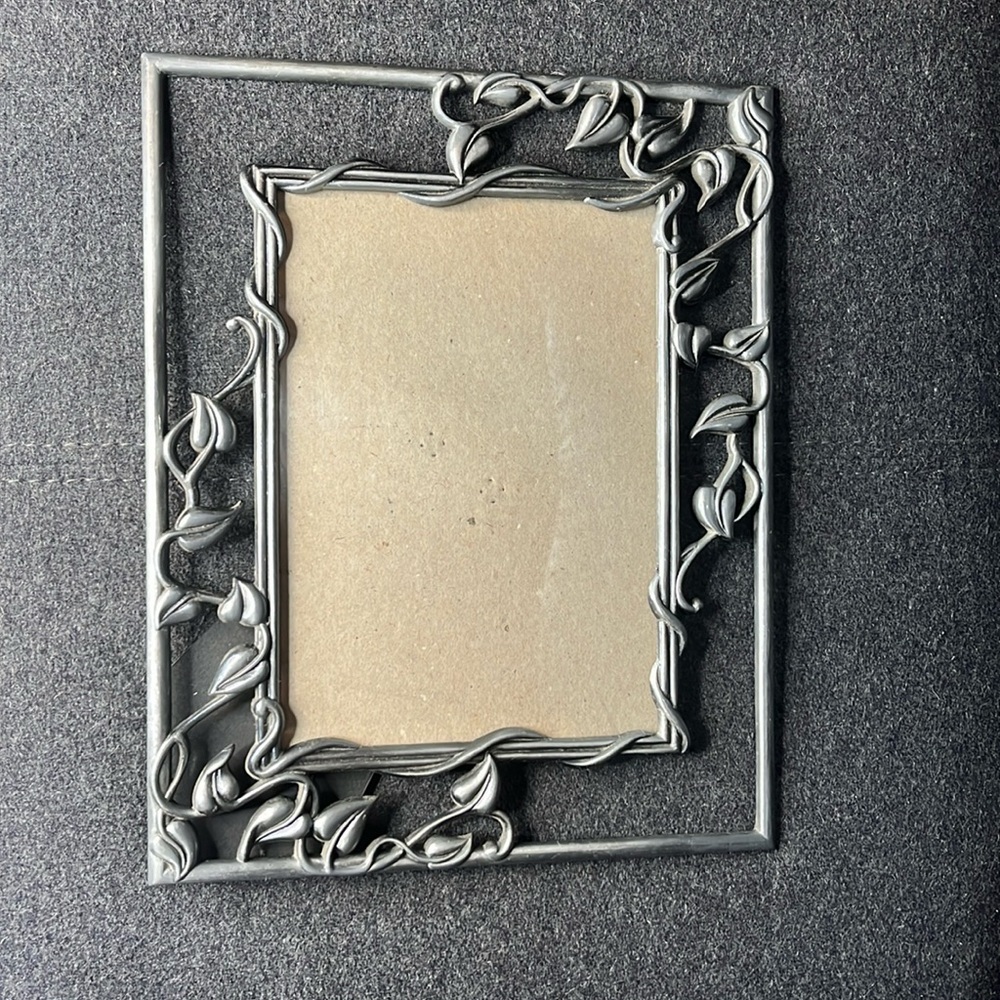 Metal picture frame leaves